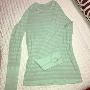Lulu lemon long sleeved green run swiftly top